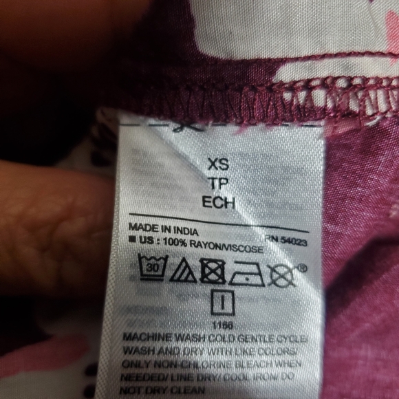 Old Navy Woman's Burgundy Floral Dress 3/4 Sleeve Size XS.Pit to pit approx: 1 - Picture 6 of 9